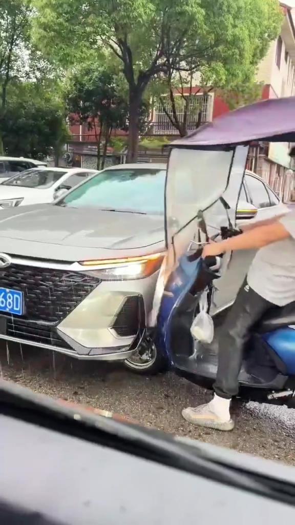 這車是怎么開進去的？