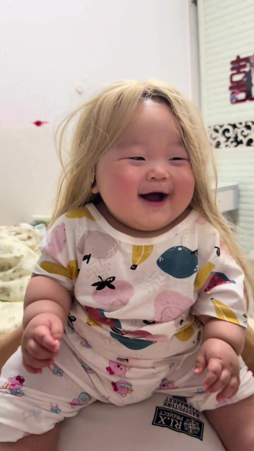 給兒子戴上假發(fā)，也是圓了爸爸的女兒夢