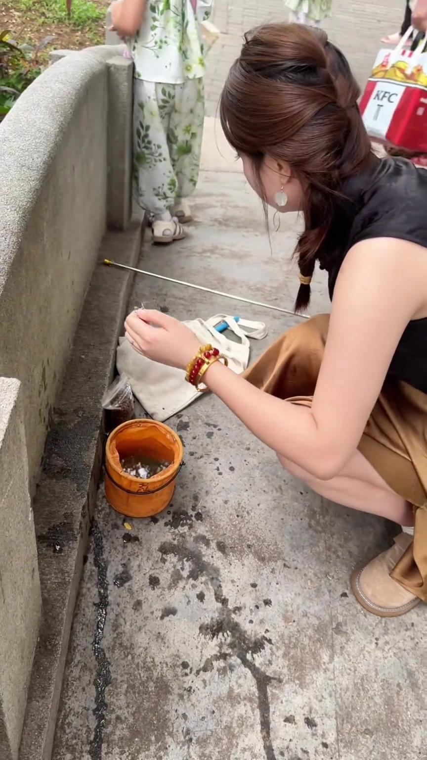 小孩哥的玩具魚竿太權(quán)威，上魚速度嘎嘎快