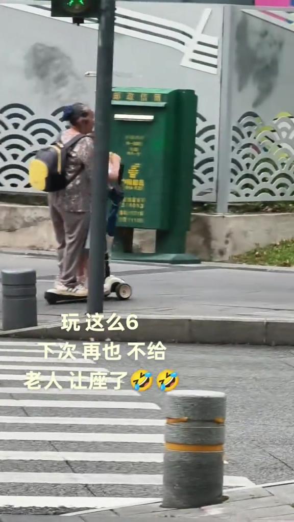 奶奶就這樣滑著板車帶孩子回家？不得不說(shuō)很6