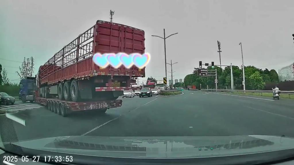 拖車左拐，這么接近估計給黑車嚇夠嗆
