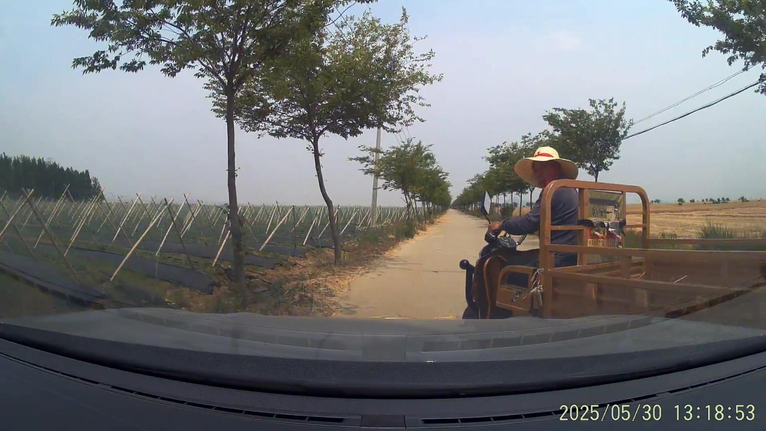 大爷不看车就把车横过来，后车差点没刹住