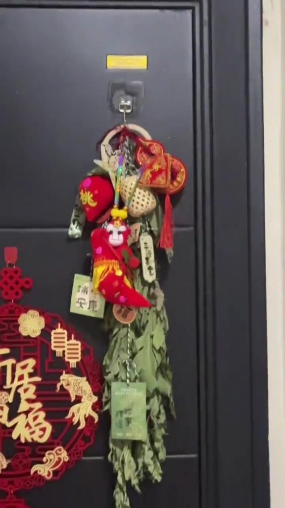 人類(lèi)的攀比心真強(qiáng)！對(duì)面的看門(mén)猴和自家的看門(mén)猴