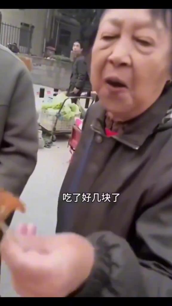 这大妈蹭吃的这么熟练吗？
