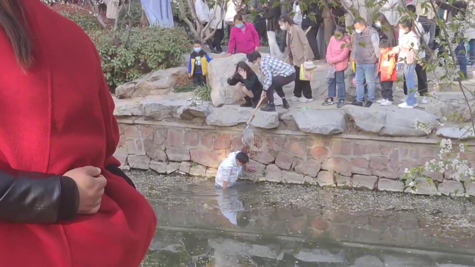 是真爱了！女生手机掉水里男生帮忙打捞