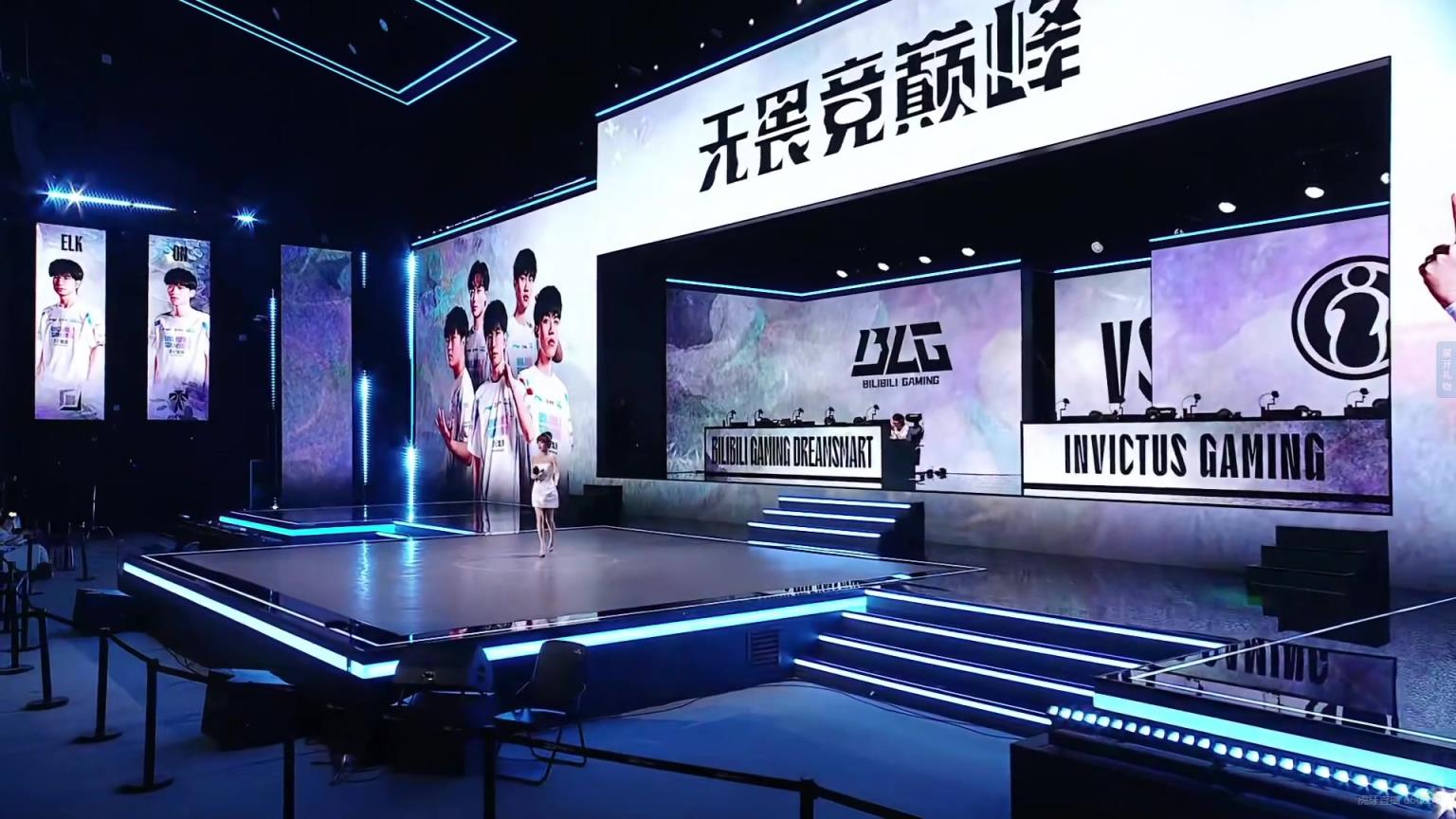 第二場(chǎng)女主持泱泱：淺色連衣短裙，吧友們覺得如何？
