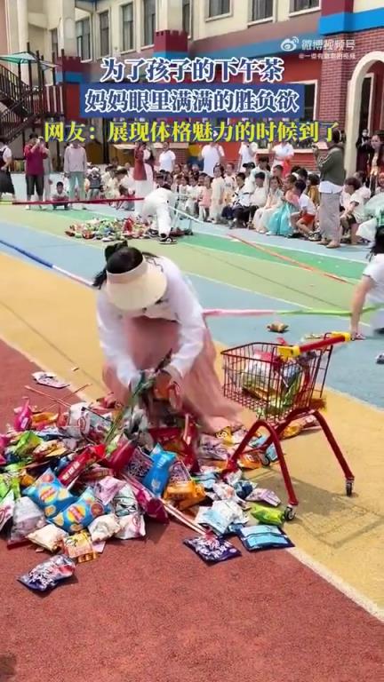 媽媽為孩子下午茶“拼”了，眼中滿是勝負欲