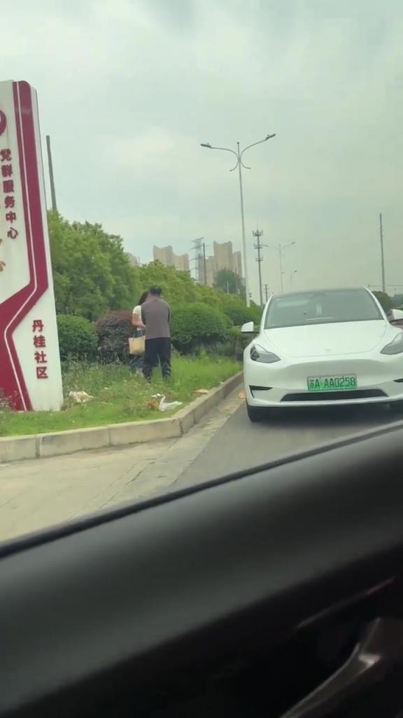 什么情况啊？男子是在抢女子手机吗？！