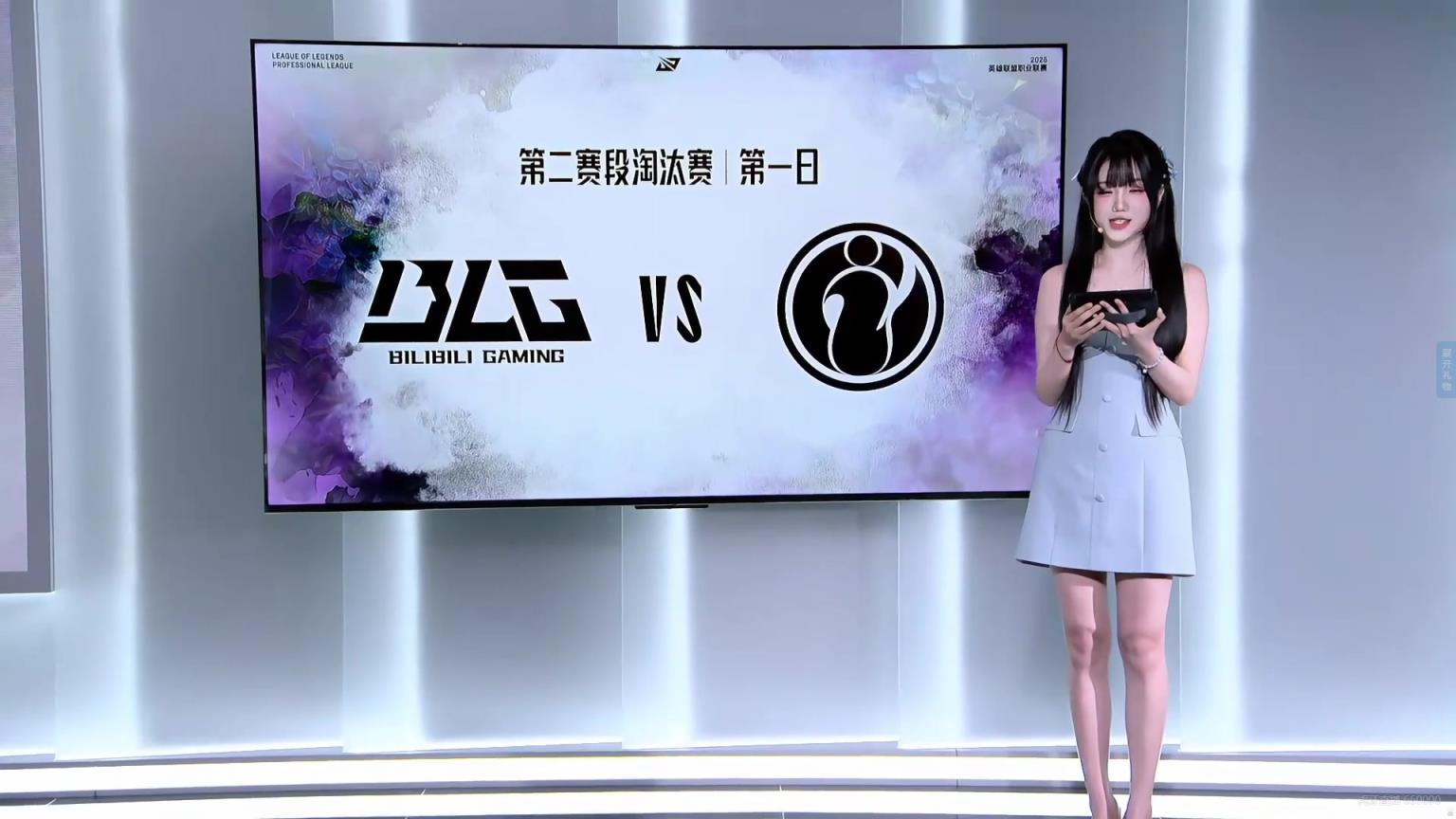 第二場互動女主持十月：女大的魅力，這大長腿誰不迷糊~