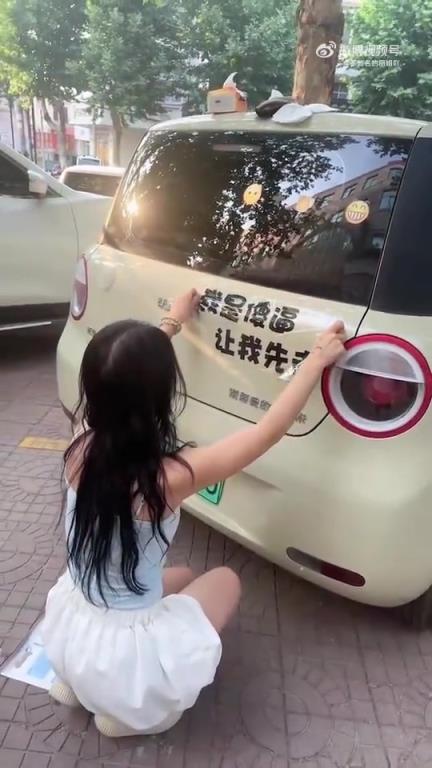 女生怎么会喜欢在车上贴这些东西啊？！