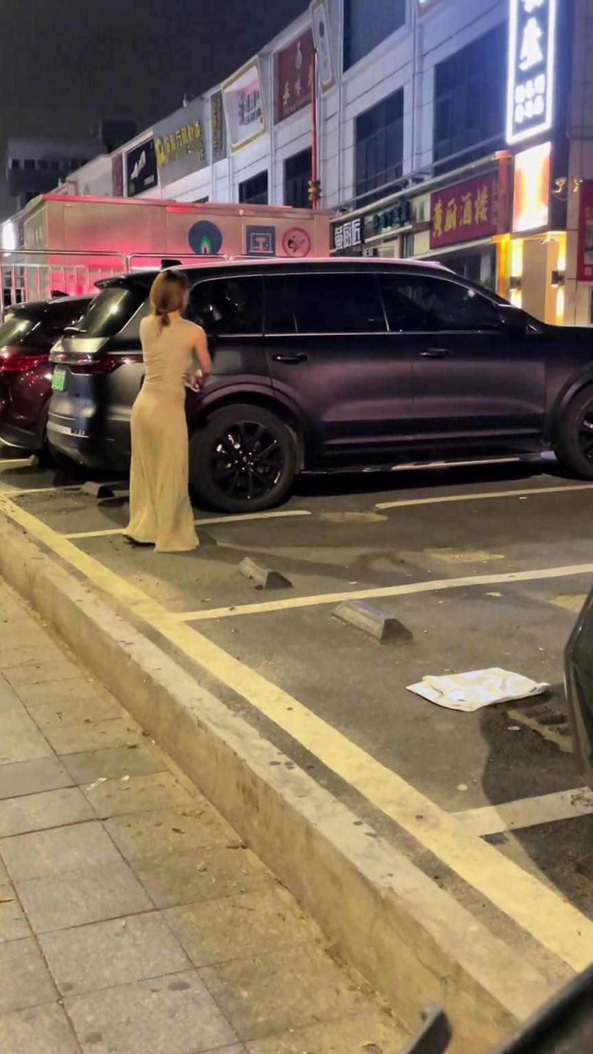 大姐是個(gè)狠人，發(fā)生什么事了要砸車呢？