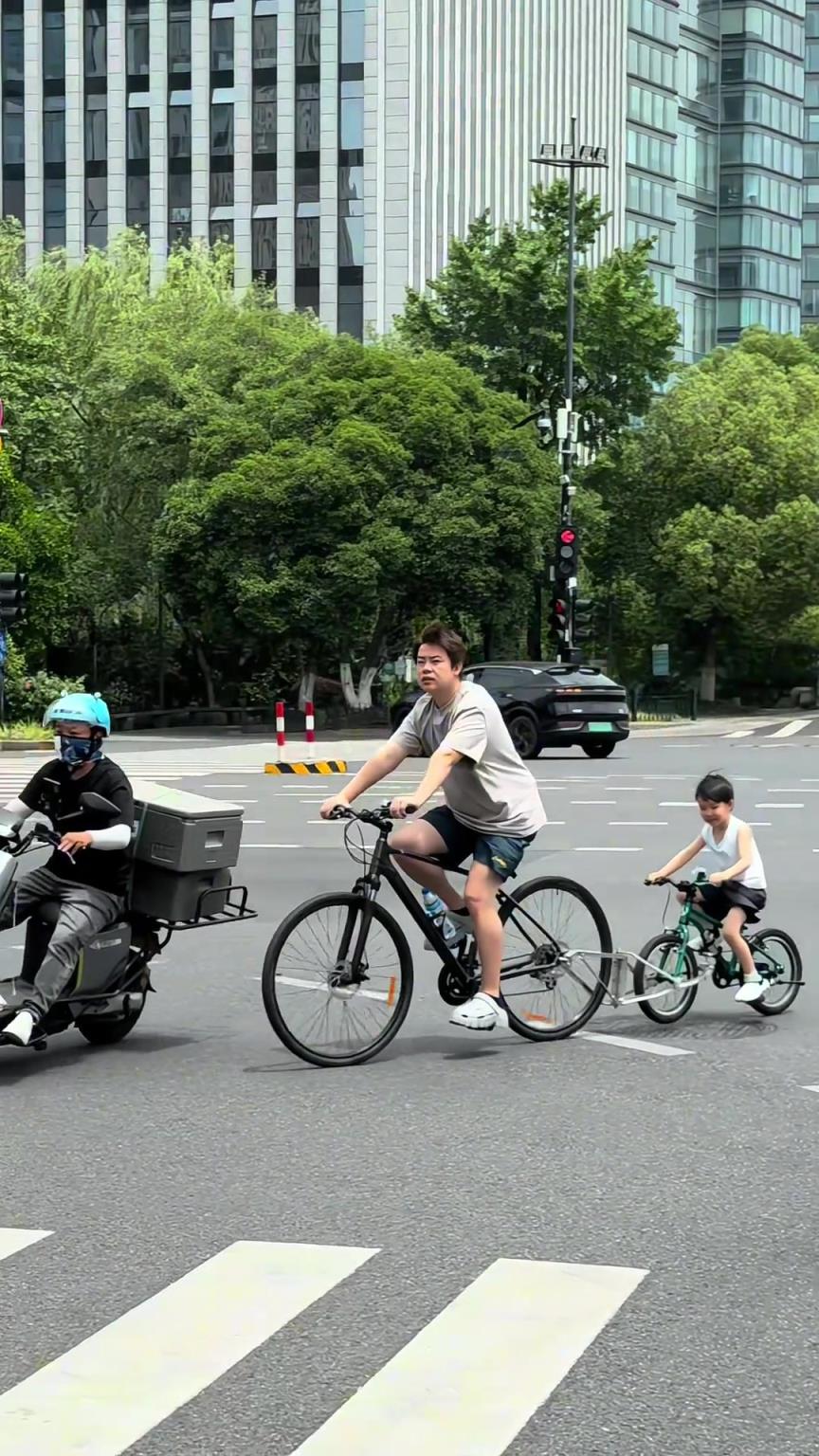 他不会觉得他俩这样很酷吧？公园里或者绿道骑一下就行了啊！！