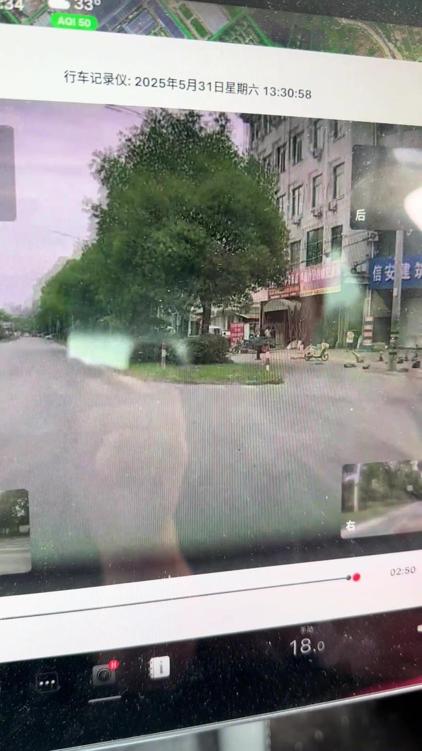 三輪車(chē)突然拐彎，給視頻車(chē)嚇到撞向路邊門(mén)店