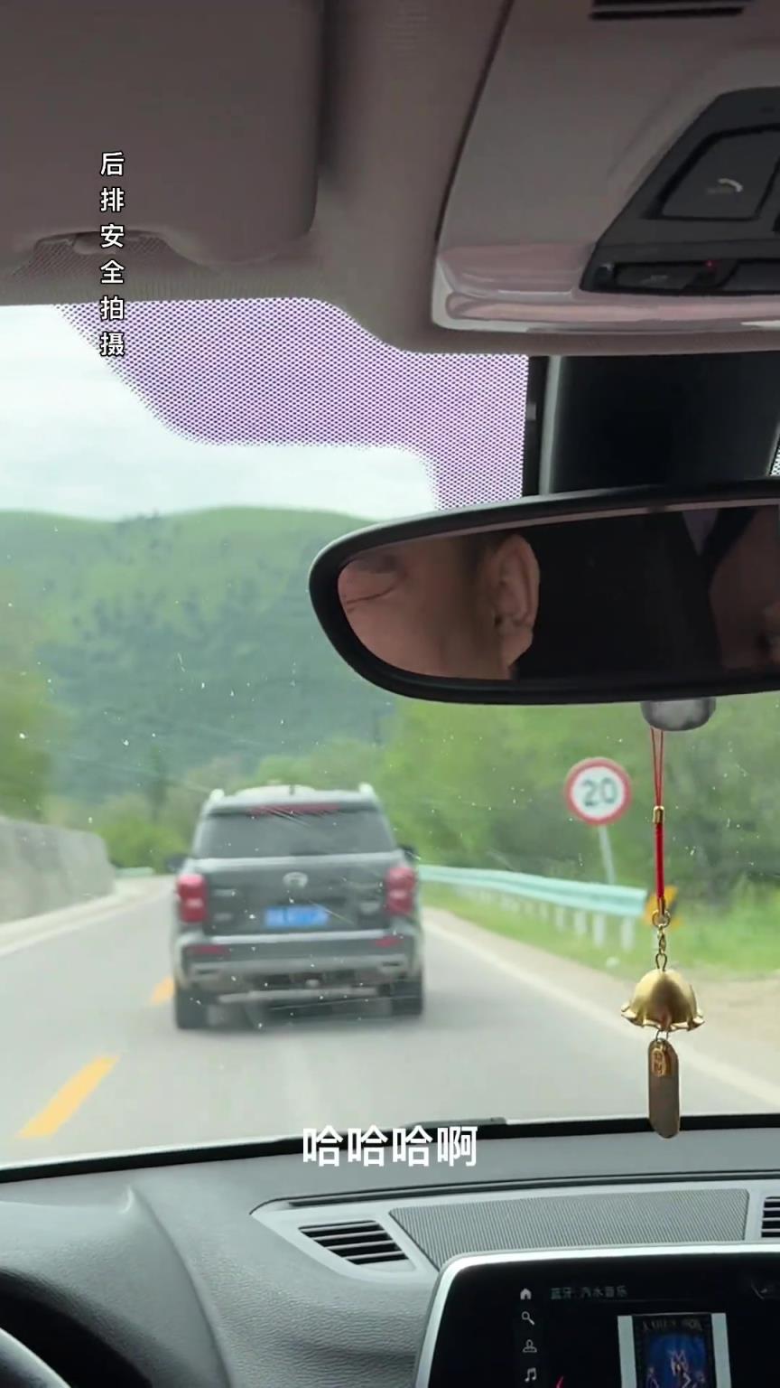 大哥是真的睜著眼睛開車，不信讓他閉上給你看看