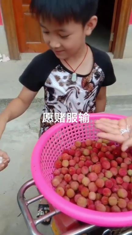 愿赌服输，瞧给孩子酸的，眼睛都睁不开