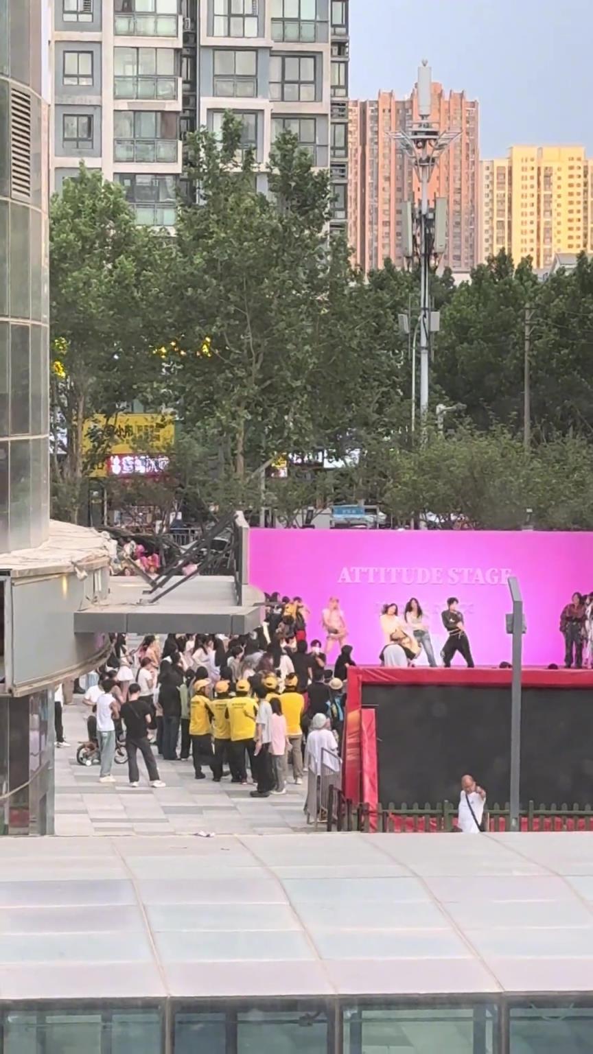 是谁还没吃上饭？外卖小哥组团看女生跳舞！！