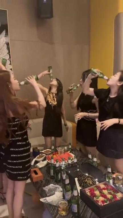 每一个女的都能吹瓶啊？！