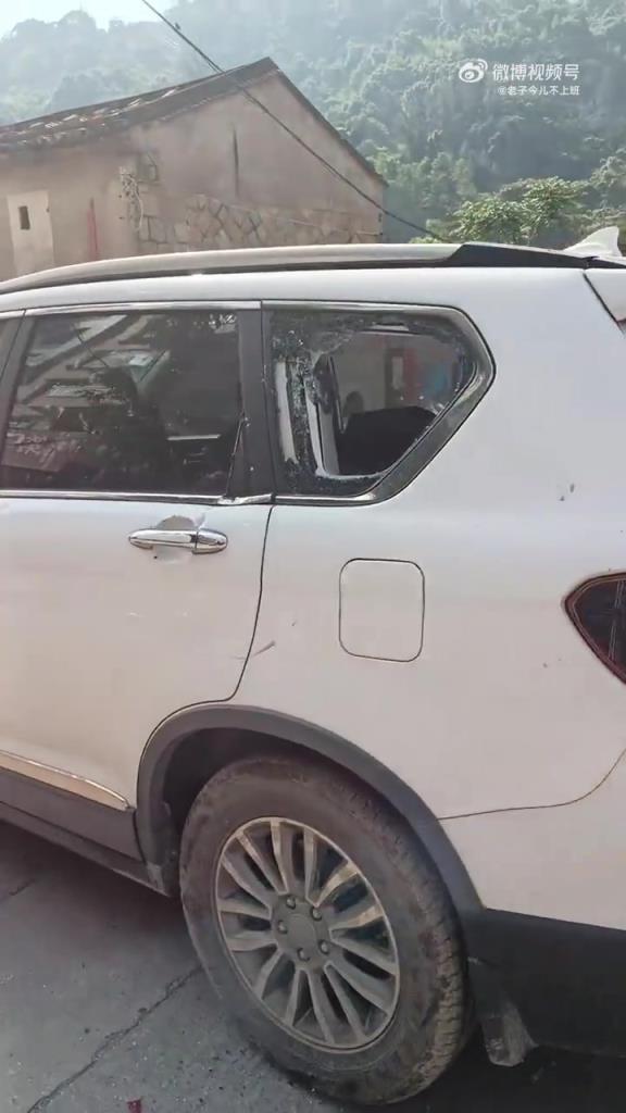 這車停的，擋住路口，被砸成這樣！ ???