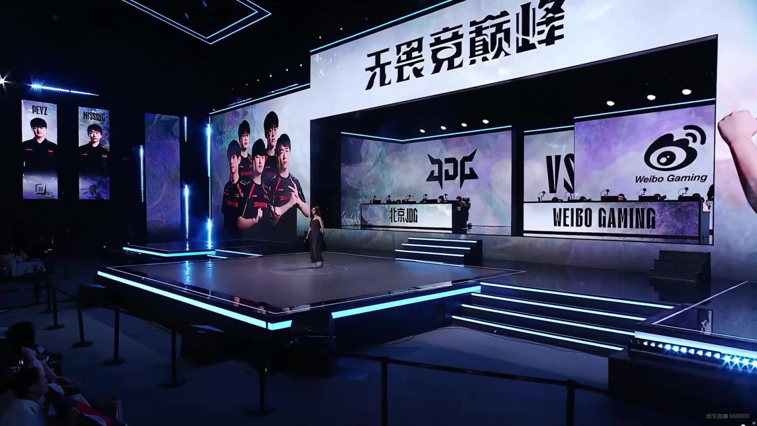 還特意帶了眼鏡！希然知性風(fēng)長裙登臺亮相