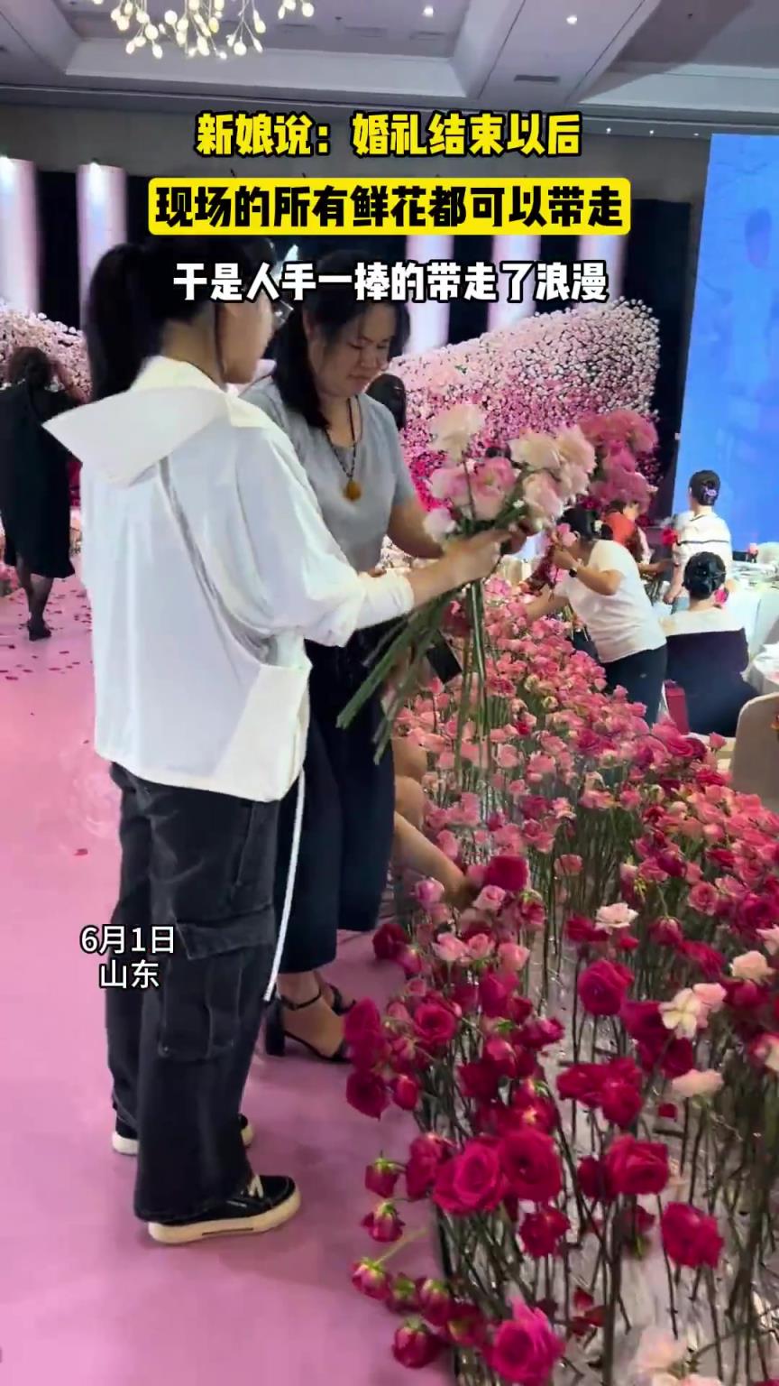 新娘说：婚礼结束以后，现场的所有鲜花都可以带走