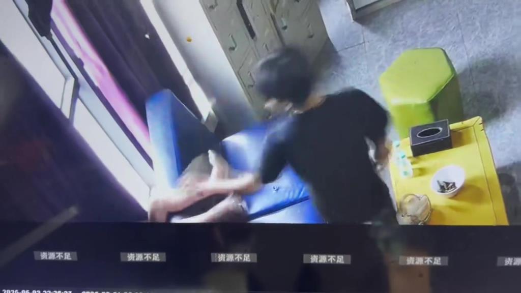那个女人的掉下去啦？安全吗？！