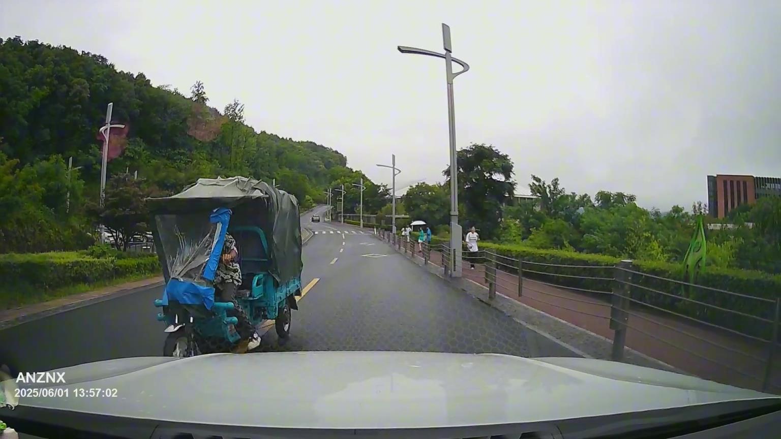 视频车：我当时慌得一批，连大灯款式都想好了！！