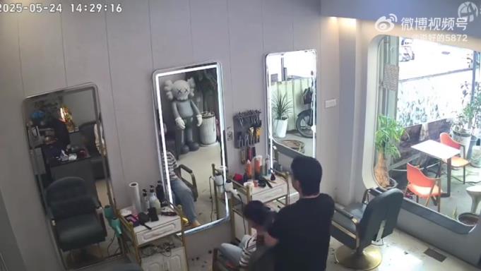 小孩哥理發(fā)后不滿意，直接對媽媽動(dòng)手，將女子推倒在理發(fā)店！！