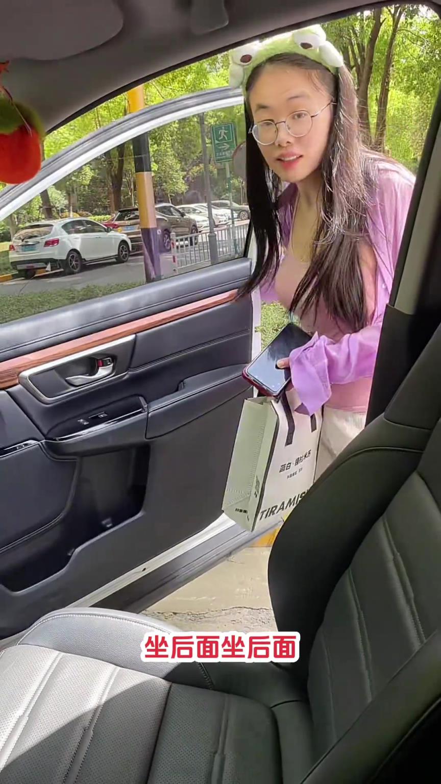 就这小语气，我都得让她坐方向盘上！！