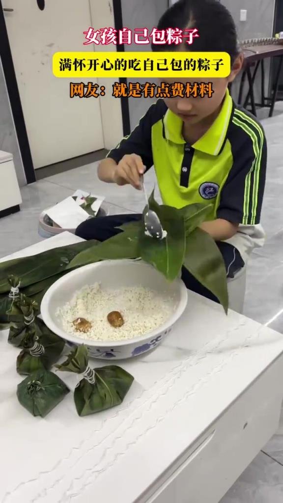 女孩自己包粽子 满怀开心的吃自己包的粽子