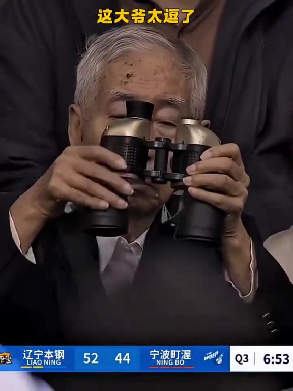 大爷好不容易看到屏幕，结果看到的还是自己