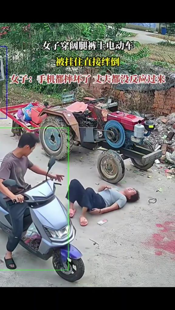 女子穿阔腿裤上电动车,意外被挂住直接摔倒!