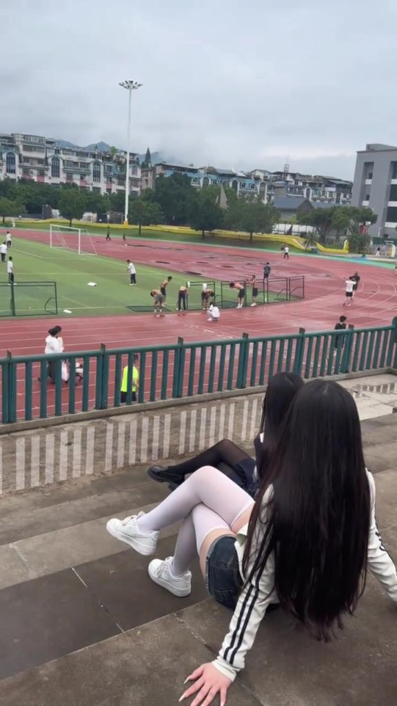 這女生怎么一直盯著這些男生看
