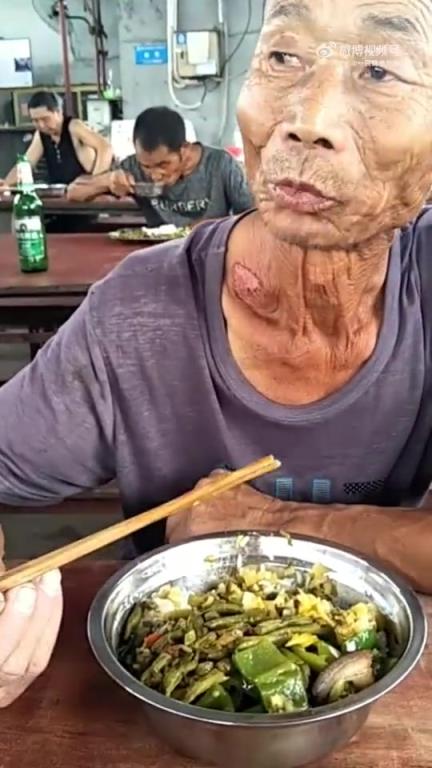 年迈农民工父亲超龄仍拼命干活，干体力活不易请点赞