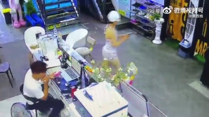 女子看手機(jī)走神，誤闖男更衣間