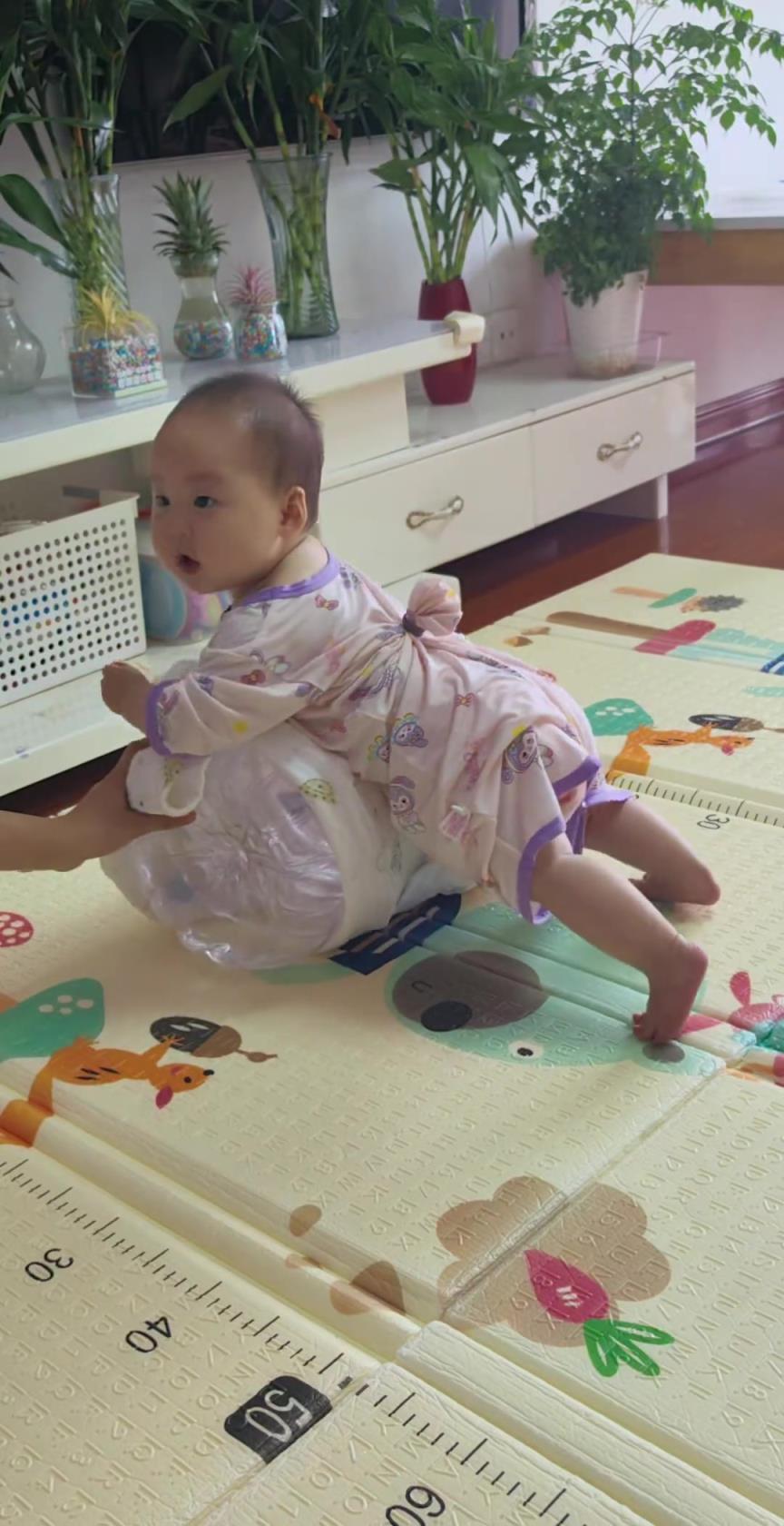 当家里有矿泉水空瓶子，老母亲怒省三十块宝宝学爬早教训练球