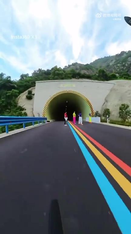 隧道口跳起广场舞，大妈们的“别样”选择