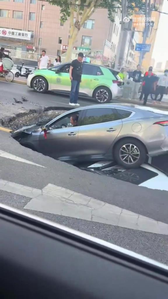 河北邯郸一道路塌陷两轿车坠入
