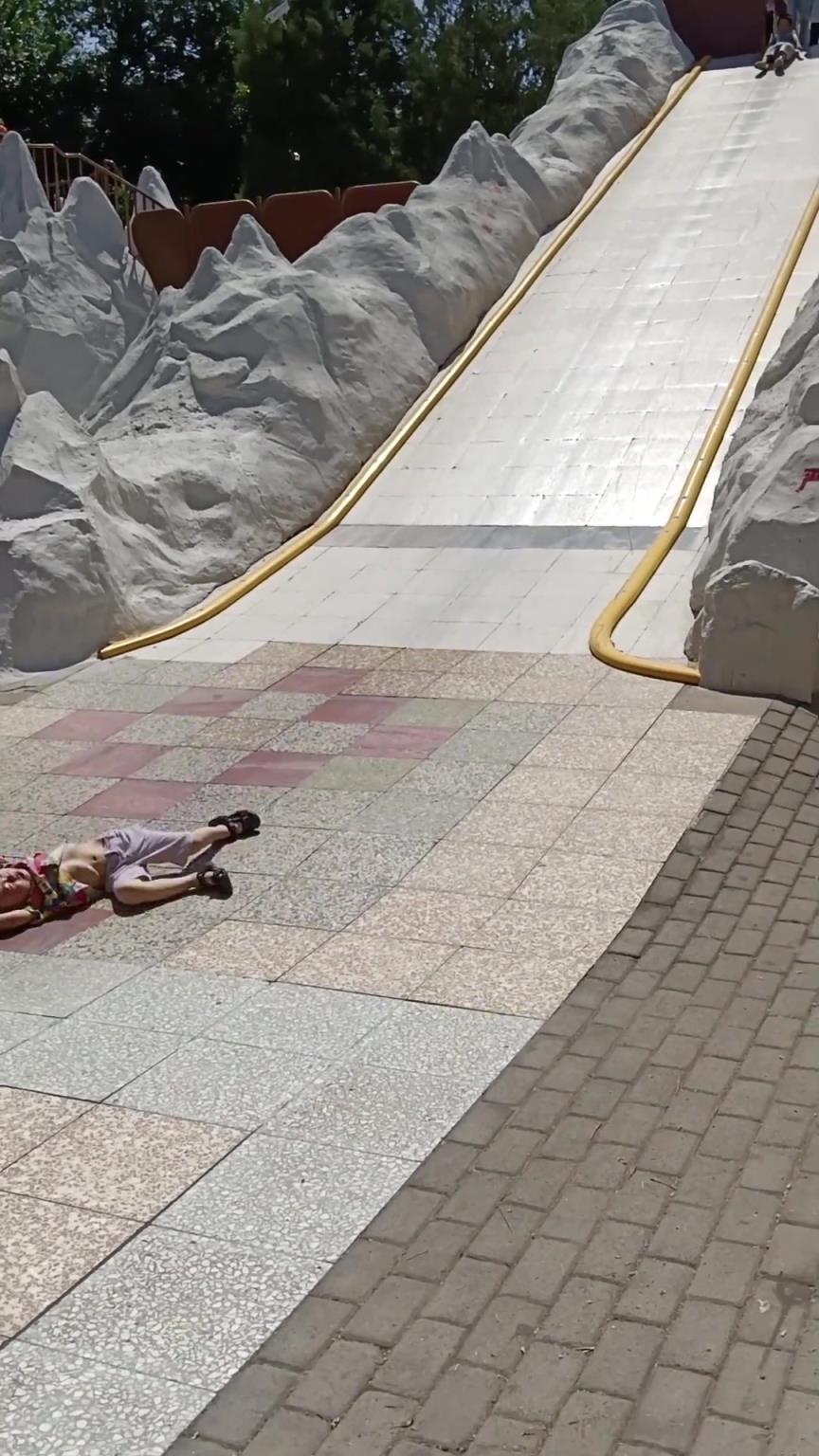 宝宝滑滑梯一定要注意安全，这一声听着都疼