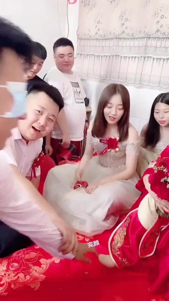旁邊那位的表情，她是不是也想把腳伸過(guò)去