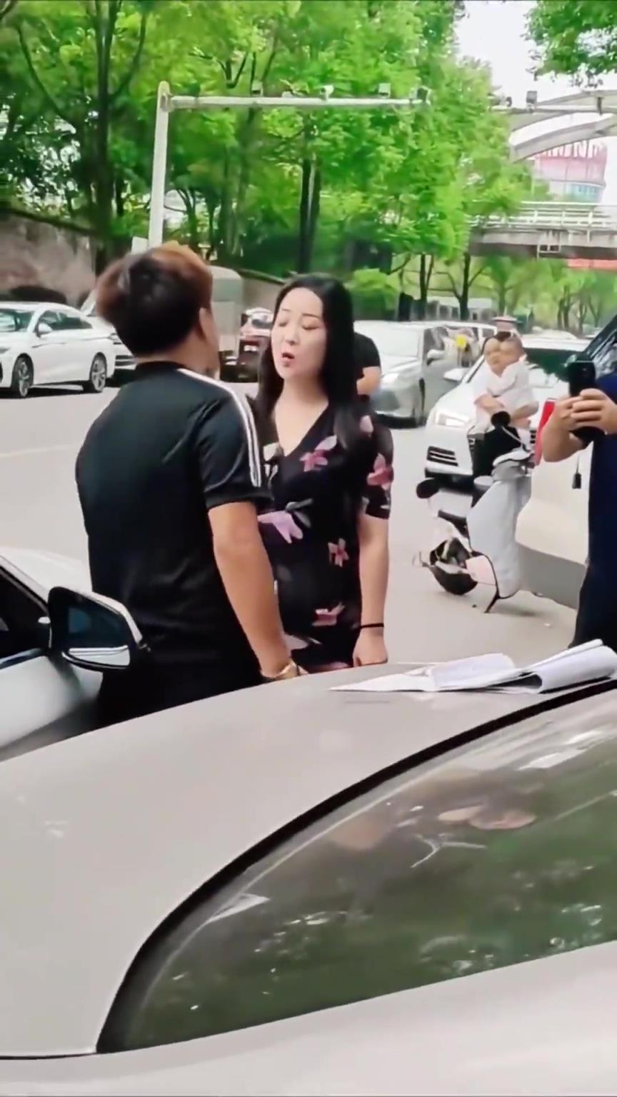 她不会觉得自己很可爱吧
