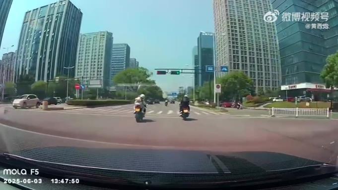 兩騎士同時(shí)向中間車(chē)道變道，責(zé)任該如何劃分？