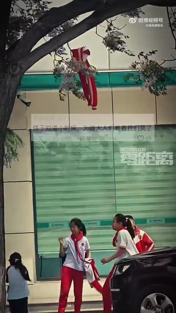 路邊一群學生不經(jīng)意間的玩耍，羨慕了！“終不似 少年游”