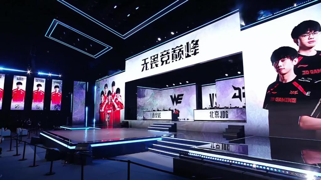 主持人駱歆出場(chǎng)：純白造型+一雙筷子腿~