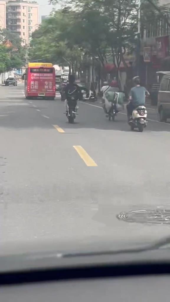 耍帅就耍帅！不用表演屁股擦地