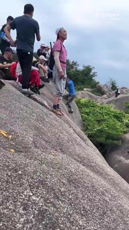 不小心掉下悬崖，那些怂恿鼓掌打气的皆是帮凶