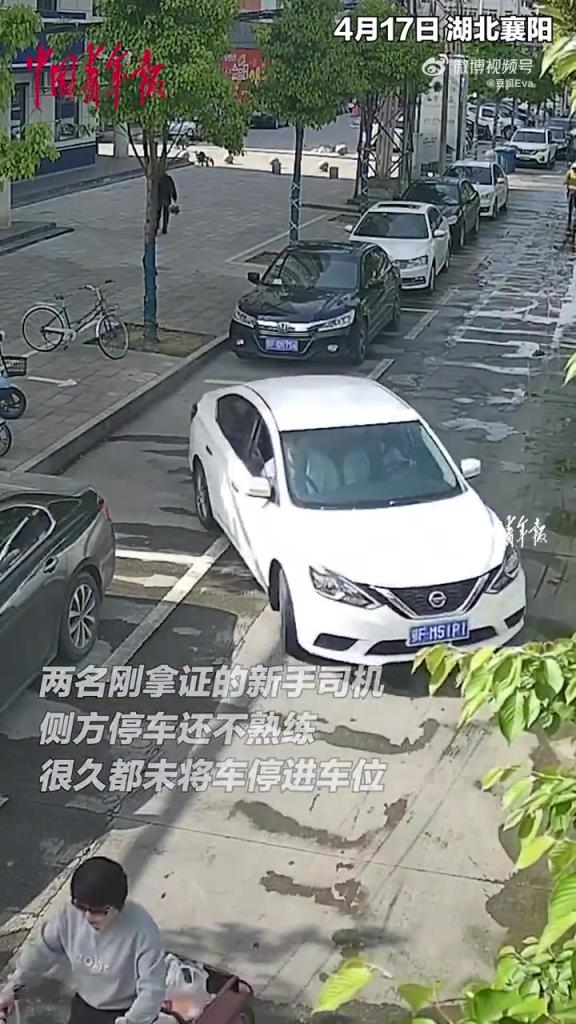 两名新手司机侧方位停车不熟练求助女交警，女交警轻松将车停好