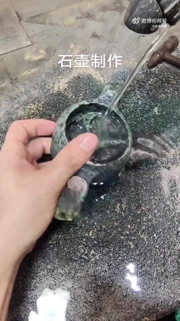 制作石壺過程，看著真不錯，用其泡茶燙手嗎？