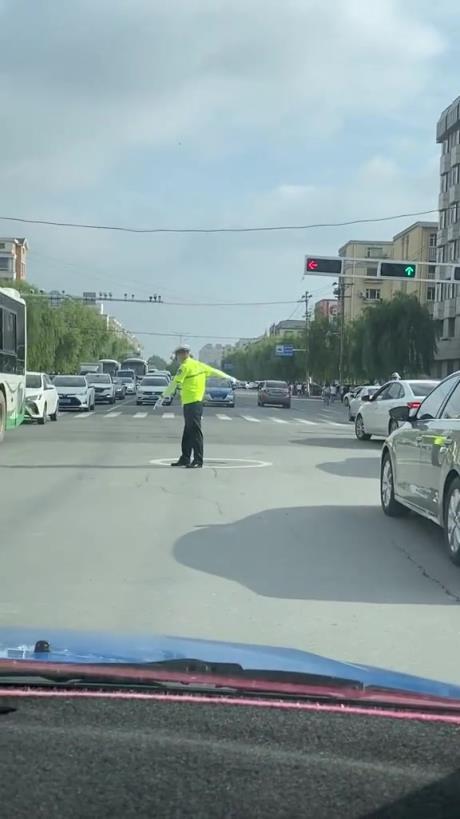 交警这手势什么意思？