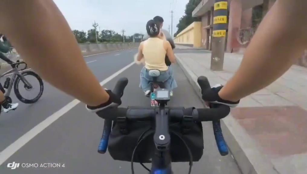 下次不要騎著車跟別人說話了，瞄著欄桿就撞啊