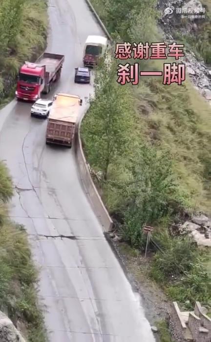 万幸！货车司机急刹车，避免小车撞向山底
